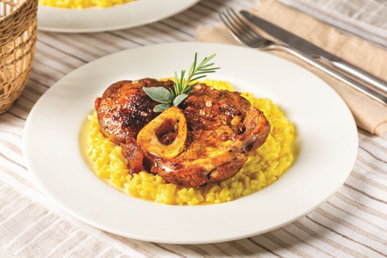 Ossobuco můžete podávat s milánským rizotem.