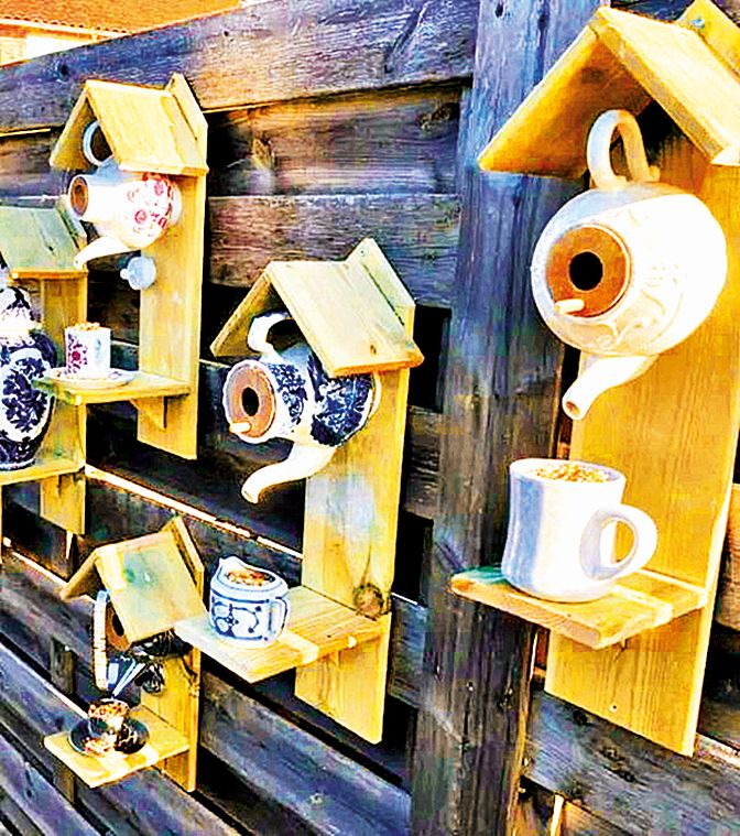 Jako nápadité budky může posloužit třeba starý porcelán.