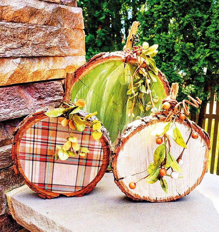 I dýňová dekorace může být ze dřeva a malovaná.