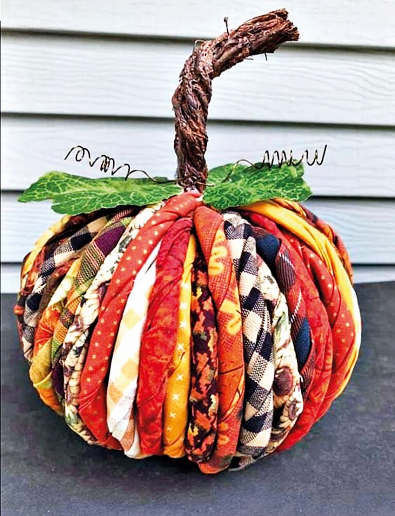 Kusy látky smotejte, vytvarujte a originální dýně je hotová.