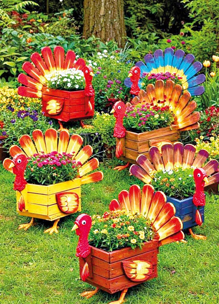 Výtvory z laťek natřete, přidejte žárovky, květiny a je to.