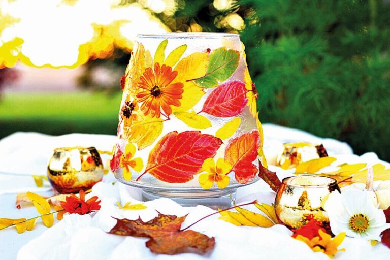 pestrobarevné listí, Skleněný svícen osvěží pestrobarevné listí a podzimní květiny.