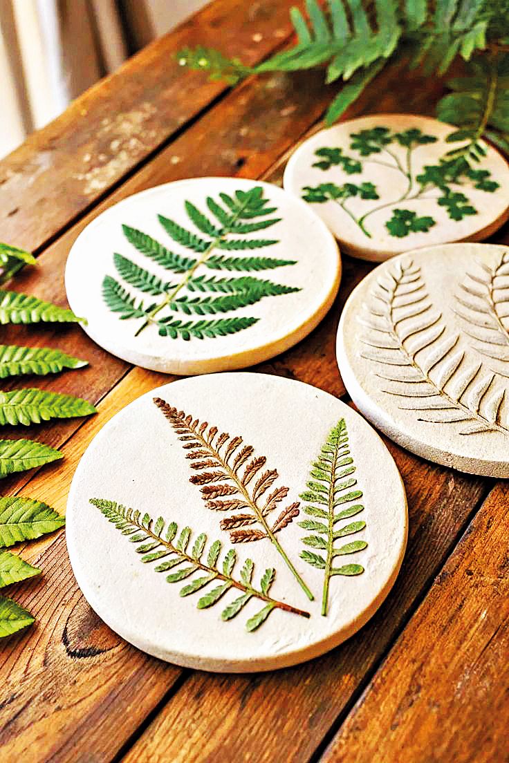 Podtácky si můžete vyrobit také z hlíny a pak jim dodat nějaký hezký podzimní motiv.