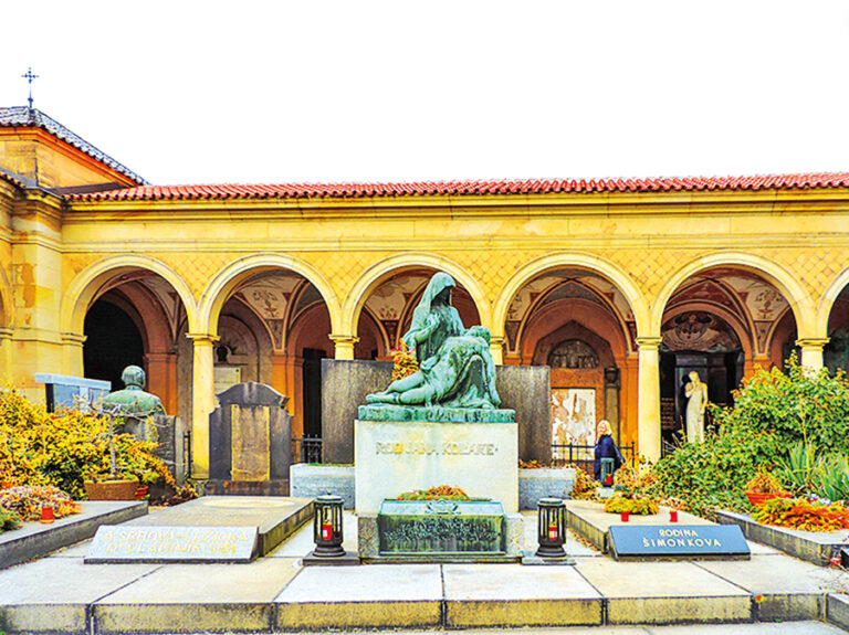 Socha truchlící ženy je jedním ze symbolů Vyšehradského hřbitova.