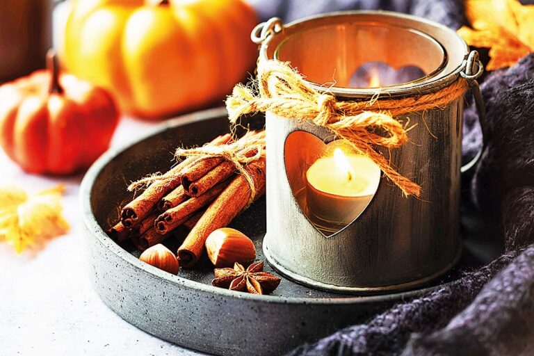 Jako svícen skvěle poslouží i obyčejné plechovky.