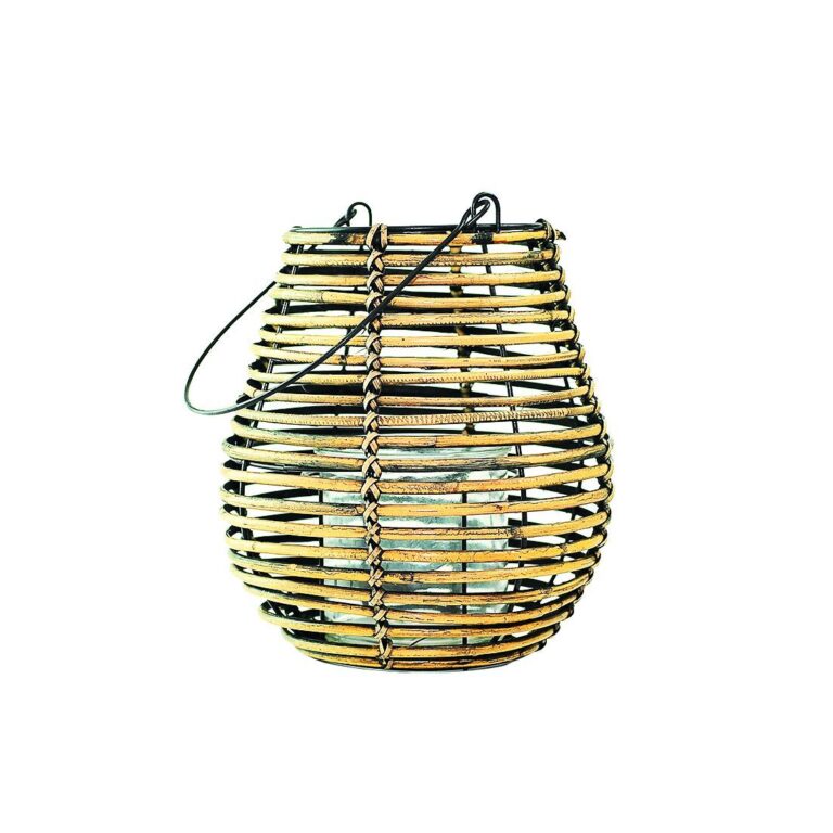 Ratanové lucerničky v podzimní zahradě vytvoří dokonalou oázu.