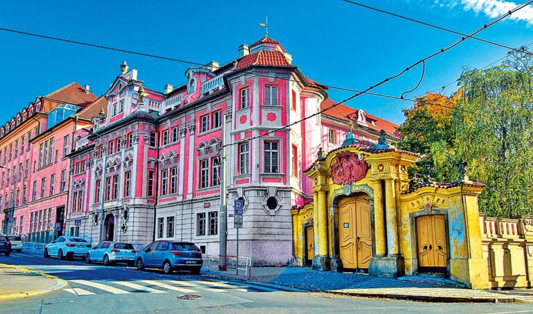 Faustův dům: Najdeme ho v Praze na Karlově náměstí. Žili v něm kdysi dokonce Faustové dva.