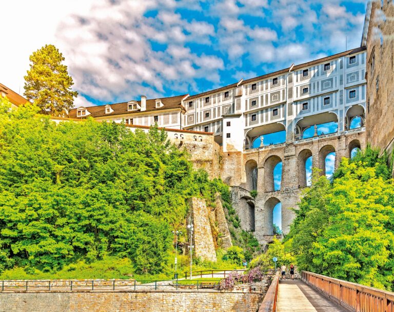 Český Krumlov: Plášťový most láká sebevrahy, stále čeká na účinnou zábranu proti skokům zoufalců.