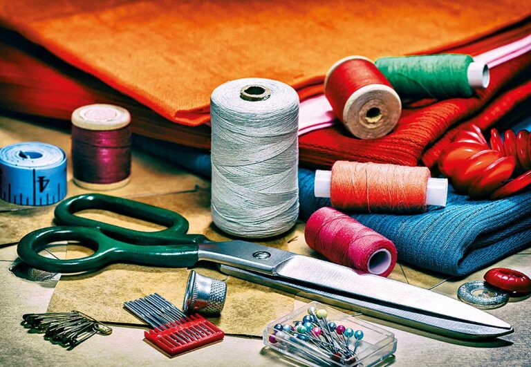 B. Ještě si připravte výplň do polštářů, nůžky a krejčovskou křídu, jehlu a silnější nit nebo přízi.