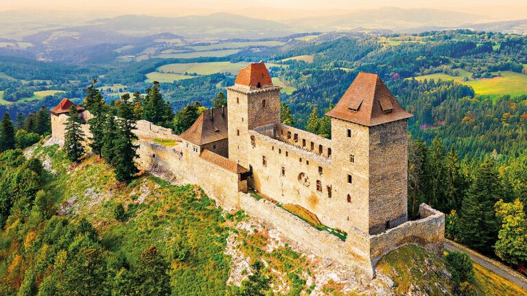 Kašperk: Nejvýše položený hrad v Čechách je opředený mnoha pověstmi o tajemných bytostech.