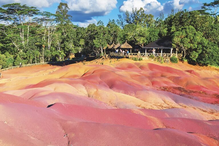 Písečné duny unikátního zabarvení ve zdejším geoparku.