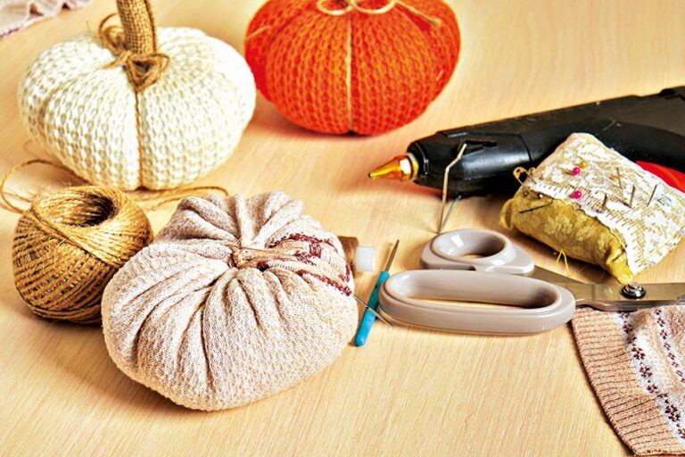 A. Výroba textilních dýní je jednoduchá, stačí kousek starého povlečení, deky, stará froté osuška nebo třeba svetr.