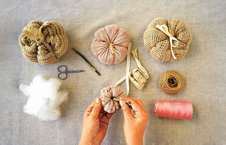 C. Rozložte látku a nakreslete kruh tak velký, jak velkou dýni chcete mít a naplňte výplní na polštáře.