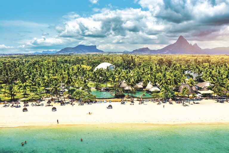 Pláž Flic en Flac lemuje rozlehlý palmový háj.