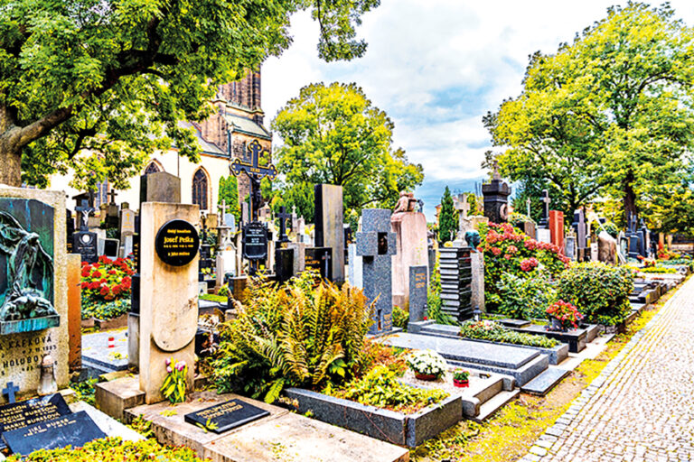 Na hřbitově Slavín na Vyšehradě odpočívá spousta českých velikánů.