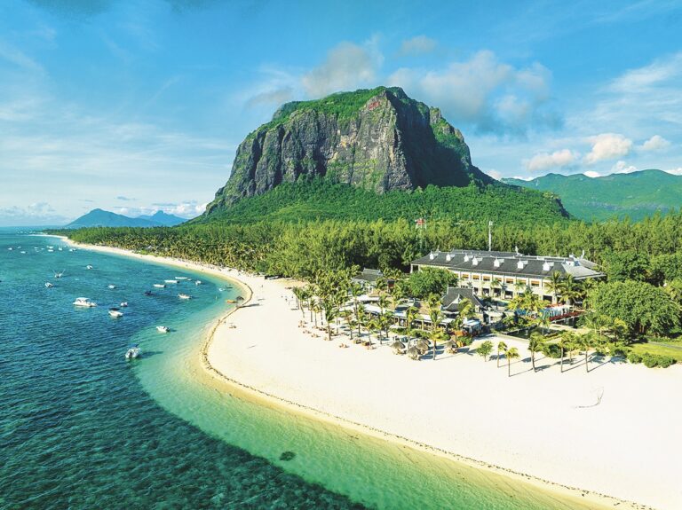 Pláž v Le Morne vás nadchne i svojí impozantní kulisou.