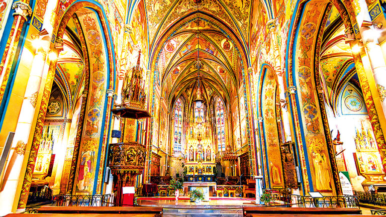 V kostele se konají mše, koncerty i honosné svatby.