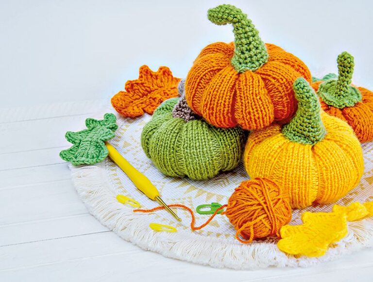 G. Pokud použijete k výrobě starý svetr nebo pleteninu, nezapomeňte po vystřižení kruhu okraje důkladně začistit.