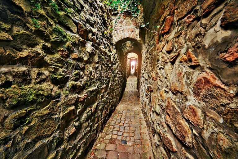 Kadaň: Ve vyhlášené Katově uličce i největší odvážlivci rádi přidají do kroku.