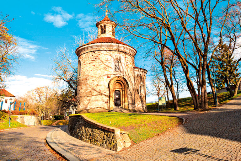 Rotunda sv. Martina přežila husitské války i barokní přestavby Vyšehradu.