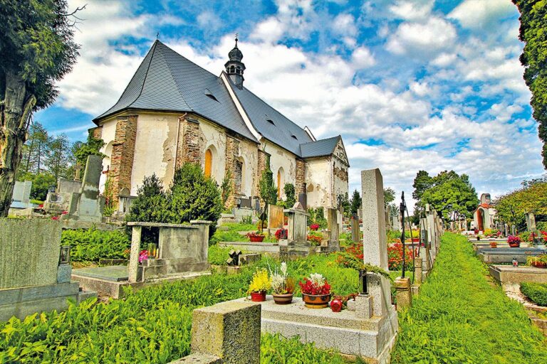 Velhartice: Hřbitov proslavil ve své Kytici Karel Jaromír Erben.