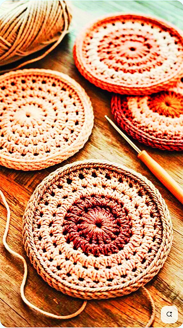 Milujete-li ruční práce, určitě vsaďte na háčkované podtácky.