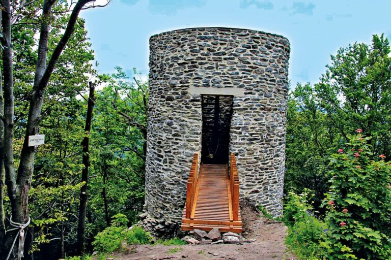Herštejn: Hrad nechal postavit čaroděj. Občas se zahalí do mlhy a dá se jen stěží najít.