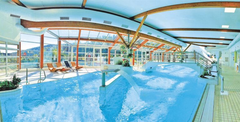 Rehabilitační bazén je zde napouštěn Janským a Černým pramenem.