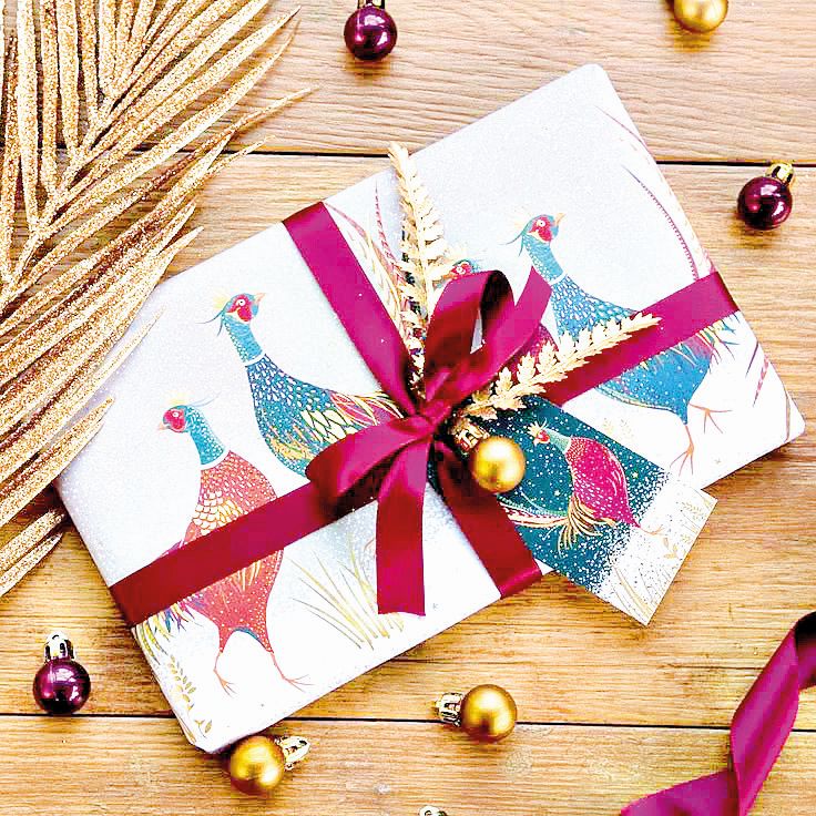 Zlato, samet či satén, výrazné barvy, zvířecí motivy a doplňky.