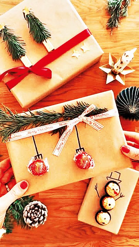 Sněhulák z čokoládových bonbonů může dárek také ozdobit.