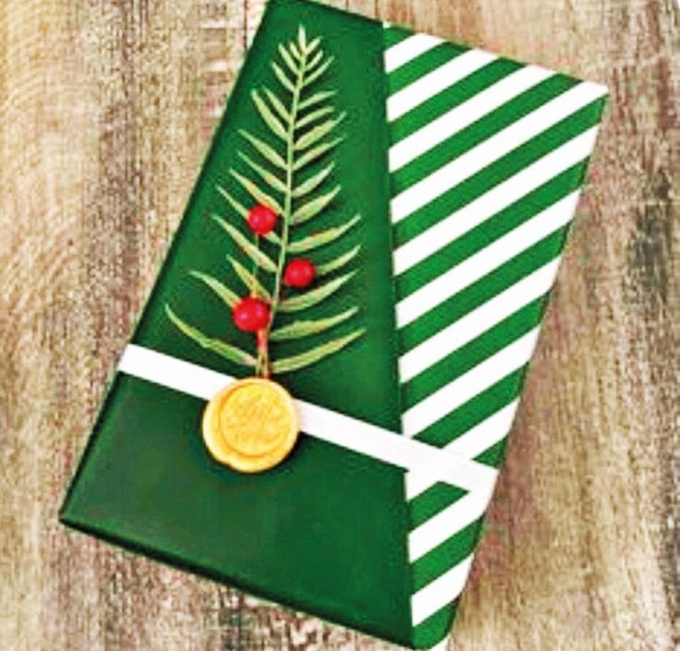 Zkombinujte dva papíry dohromady a zajímavě je slepte.