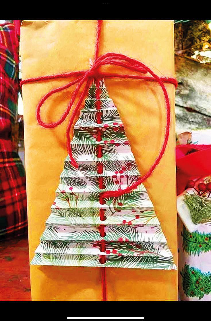 Když přidáte ještě nějaké ručně vyrobené ozdoby, třeba skládaný papír ve tvaru vánočního stromečku, nešplánete vedle.