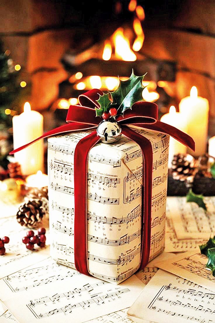 Starý novinový papír či noty, i z toho může vzniknout originální balicí papír.