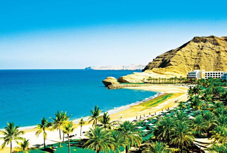 Žhnoucí písek, banánové a kokosové palmy. Nekonečné pobřeží, které láká ke koupání.