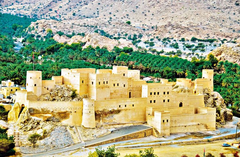 Nakhal: Říká se o něm, že to je nejkrásnější ománský hrad. Najdete jej poblíž historického města Muscat.