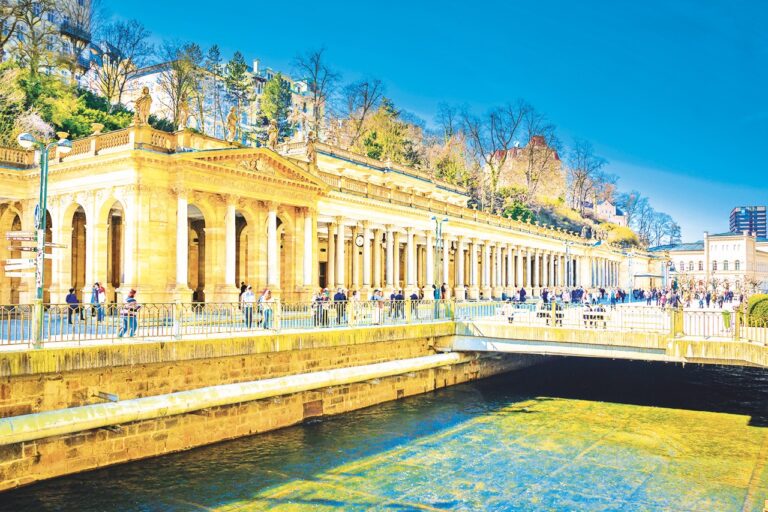 Železnatý pramen si v Karlových Varech dopřál i Karel IV., podle kterého se lázně také jmenují.