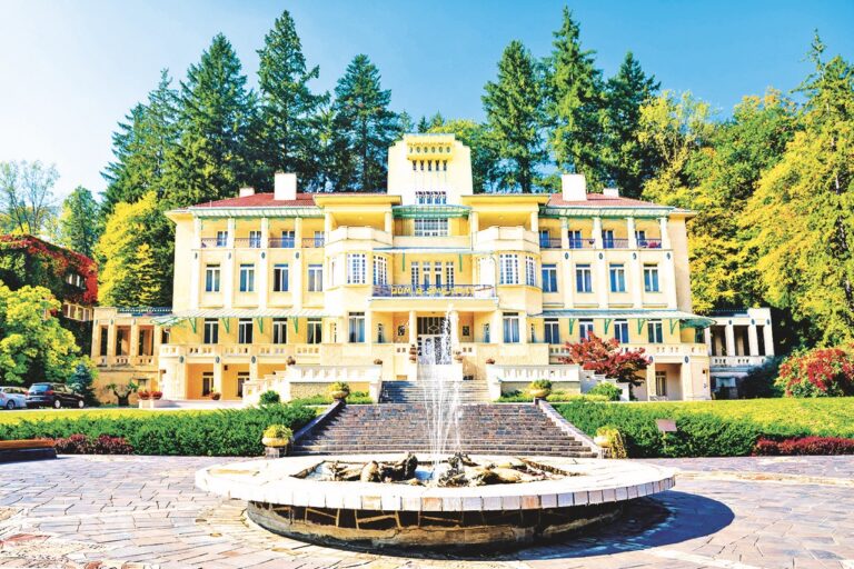 Před lázeňským Domem Bedřicha Smetany se nachází krásná Bruselská fontána.