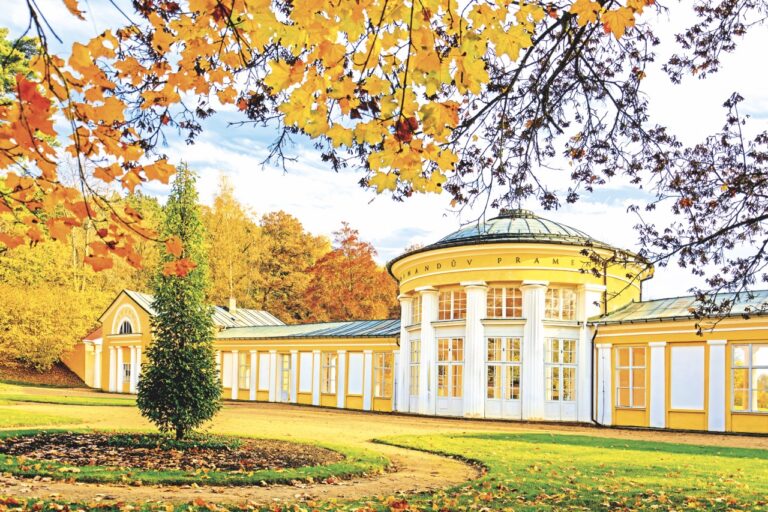 Vyvěrá zde více než 40 minerálních pramenů, z nichž mnohé zastřešují půvabné pavilony.