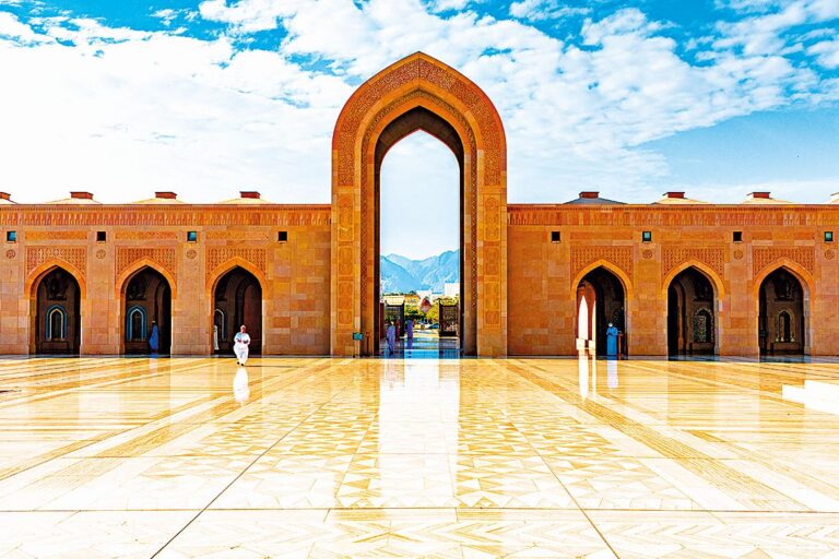 Muscat: Symbolem starého města je velká brána, u které najdete nádhernou promenádu.