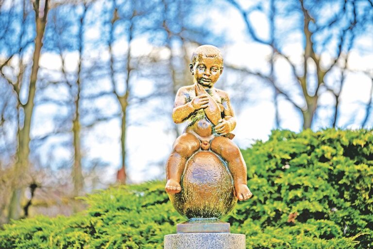 Plastika chlapce s rybou symbolizuje plodnost.