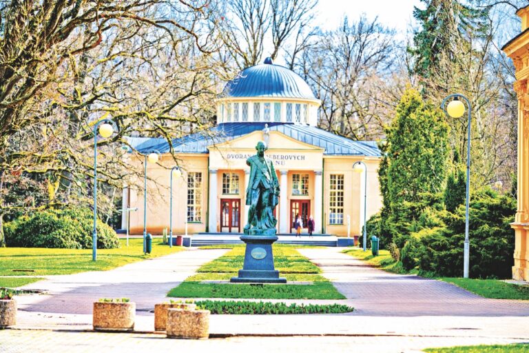 Na každém kroku vám tu dělají společnost mocnáři, kteří zdejší lázně navštívili.