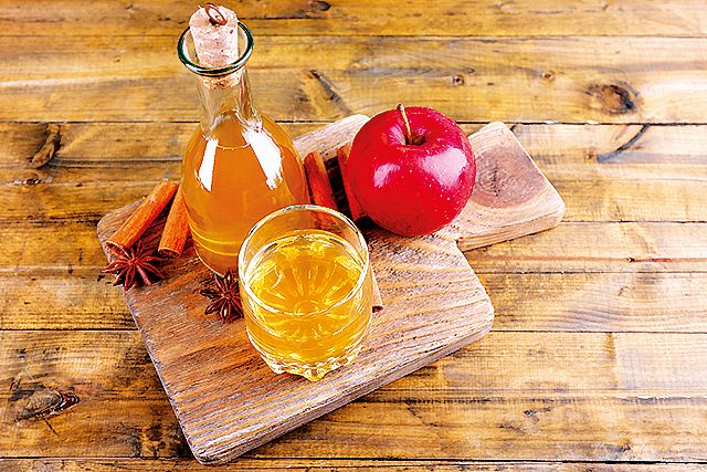 Jablečný ocet můžete použít i na oplach vlasů.