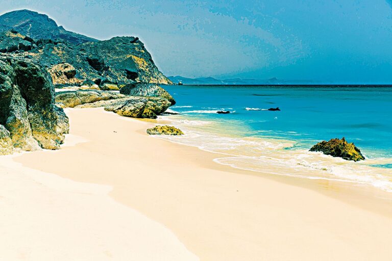 Al Fazaya: Příjemná pláž poblíž města Salalah patří mezi oblíbené zejména u rodin s dětmi.