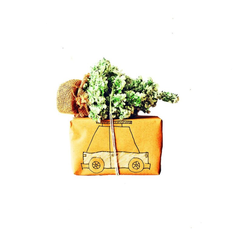 Papír můžete i sami pomalovat. Pořádně si vyhrajte!