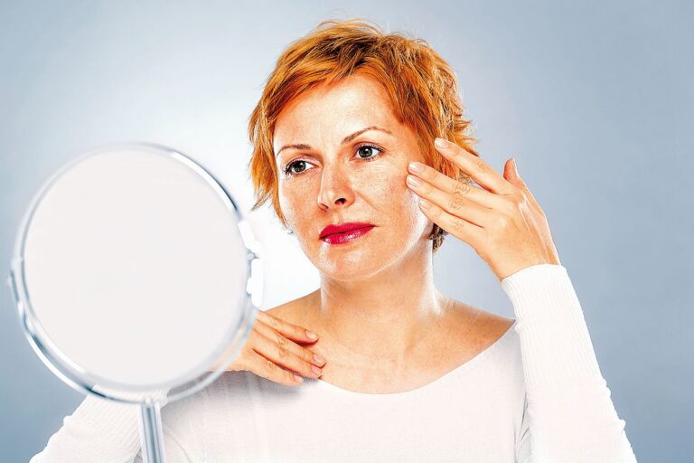 Mimickým vráskám se nevyhneme, lze je ale šikovně „zneviditelnit“.