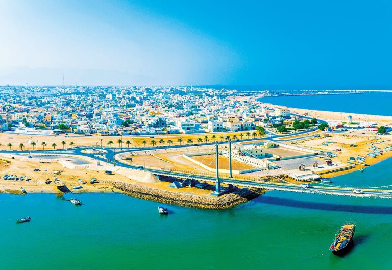 Al Ayjah: Příjemné letovisko, ve kterém najdete také hezké památky − starý hrad a velký maják.