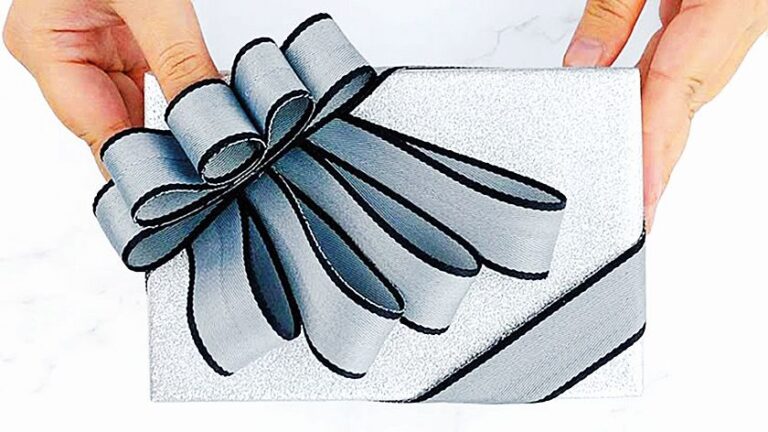 Nastříhejte několik stejně širokých kousků stuhy a konce přilepte.