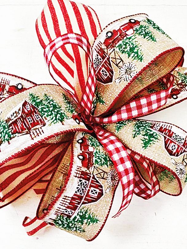 Vezměte si několik kousků stuhy a zavažte na uzel jednu na druhou.