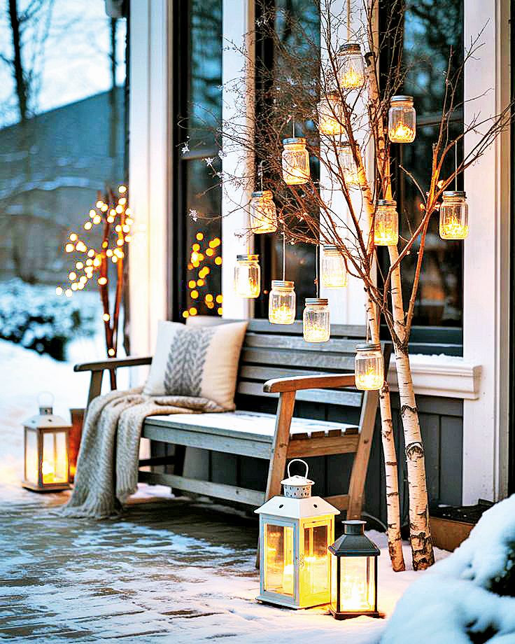 Pocit tepla dodají také lucerny a svícny.