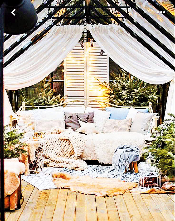 Máte-li terasu či pergolu, není nic snazšího než přidat romantické závěsy,.